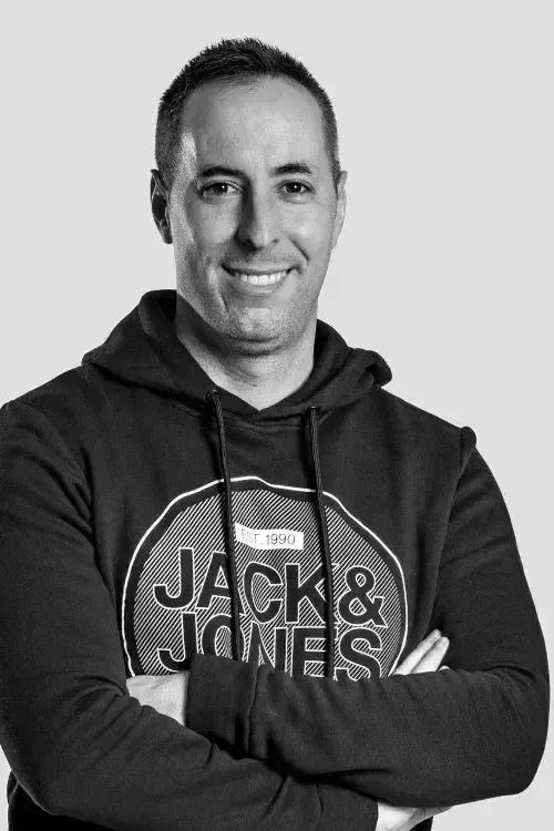 Retrato en blanco y negro de Alex Acosta, Senior Python AI Engineer de LurNova.
