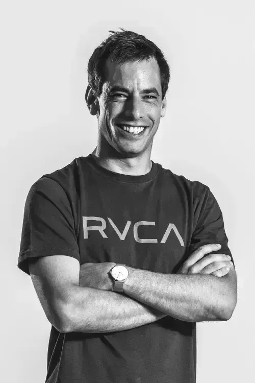 Retrato en blanco y negro de Diego Aizpurua, diseñador gráfico especializado en IA de LurNova.