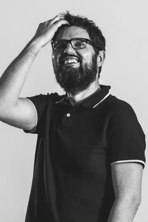 Retrato en blanco y negro de Eduardo Gómez, Full Stack Developer de LurNova.