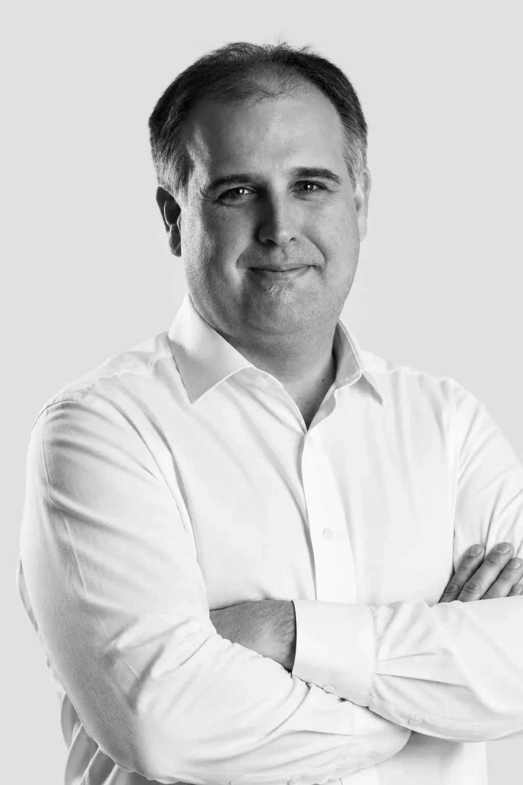 Retrato en blanco y negro de Gaizka Menchaca, CEO de LurNova.