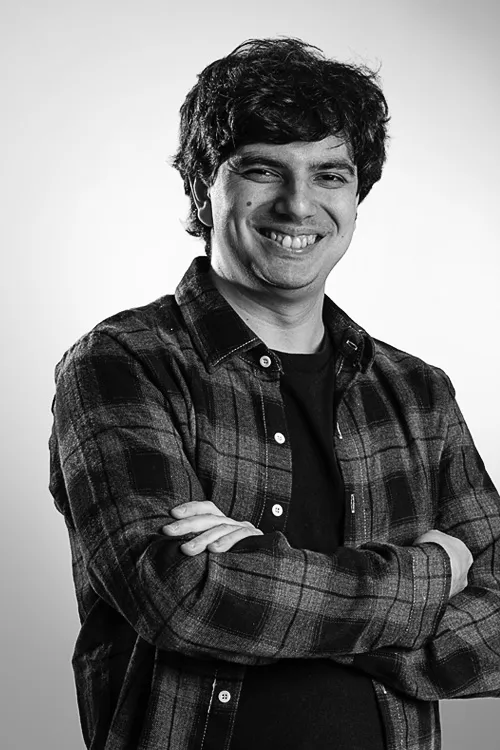 Retrato en blanco y negro de Julen Cestero, Senior Python AI Engineer de LurNova.