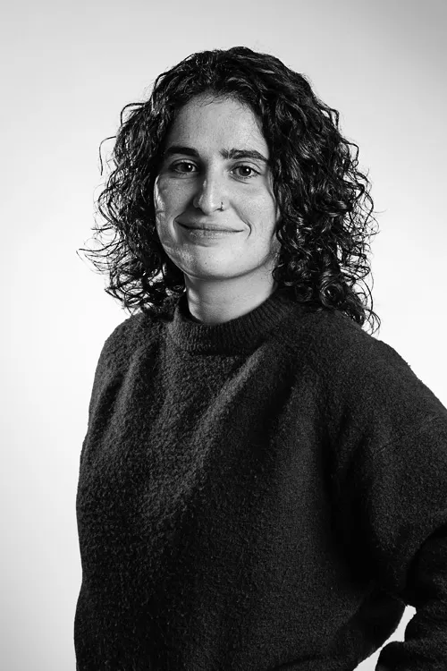 Retrato en blanco y negro de Naroa Mendez, Senior Python AI Engineer de LurNova.